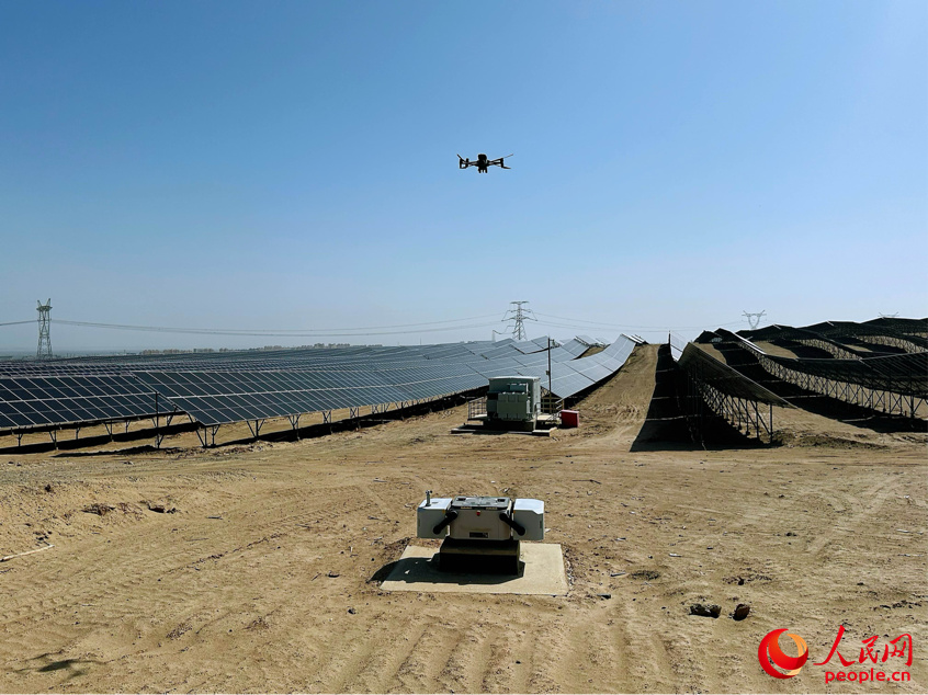 大唐十四師昆玉100萬千瓦光伏基地積極開展數(shù)字化、智能化改造，實現(xiàn)智慧運行、智慧運維、智慧安全。圖為無人機(jī)巡檢。人民網(wǎng)記者 楊睿攝