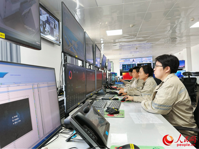 大唐昆玉光伏電站運維人員正在工作。人民網(wǎng)記者 楊睿攝